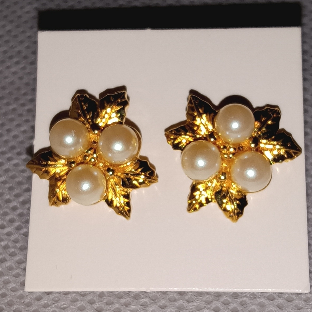 Avon Poinsettia Stud Earrings